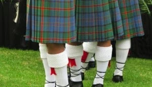 Band members’ kilts in the Hawaiian tartan with white hose and red flashes
