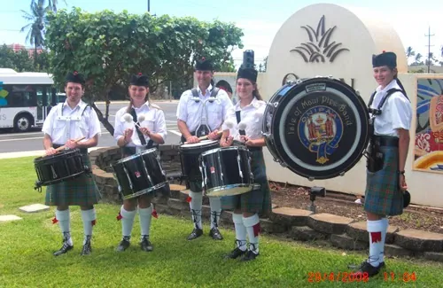 Drummers performing outside Queen Kaʻahumanu Center